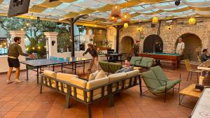 基多Viajero Quito Hostel的一群人在带台球桌的庭院打乒乓球