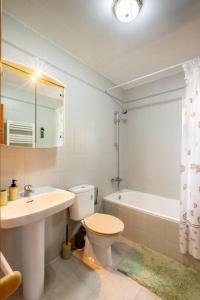 佩德雷尔Apartament in Monte Pedreguer的浴室配有盥洗盆、卫生间和浴缸。
