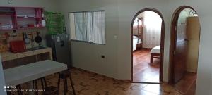 塔拉波托Hostel Flor del Valle的厨房设有拱门,通往带冰箱的厨房