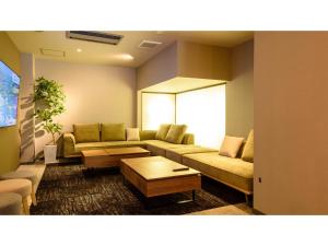 俱知安町Hotel Three M - Vacation STAY 93397v的客厅配有沙发和桌子