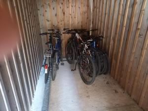 阿卡雄VILLA DEGANNE T2 Plein sud的停放在车库里的一群自行车