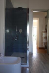 卡斯特拉玛雷帝斯达比亚Atlantide holiday apartments的带浴缸和玻璃淋浴间的浴室。