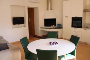 卡斯特拉玛雷帝斯达比亚Atlantide holiday apartments的客厅配有白色桌子和绿色椅子
