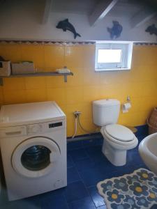 伊莱恩Ireon Holiday Home的一间带卫生间和洗衣机的浴室