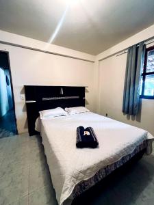 圣若热岛Casa Tamboril的一间卧室,配有一张带袋子的床