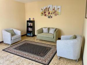 危地马拉Casa Quetzal的客厅配有两把椅子和地毯。