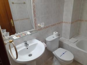 瓜达拉哈拉Hostal San Roque的浴室配有白色卫生间和盥洗盆。