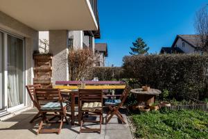 安锡La Belle Vue : Duplex avec Terrasse,Jardin,Parking的天井上摆放着木桌和椅子