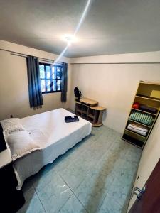 圣若热岛Casa Tamboril的一间卧室设有一张大床和一个窗户。
