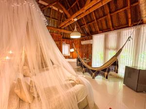 埃尔扎伊诺Ecohabs Bamboo Parque Tayrona - Dentro del PNN Tayrona的一间卧室配有一张带蚊帐的床