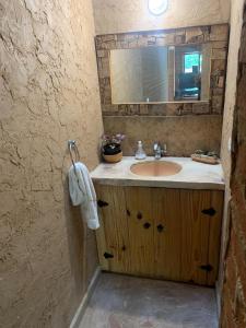 坎皮纳斯divino aconchego unicamp的一间带水槽和镜子的浴室