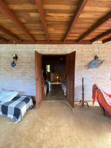 坎皮纳斯divino aconchego unicamp的砖墙内一间卧室,配有两张床