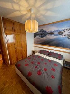 莫尔杰克斯Maison Le Pommier的一间卧室配有一张壁画床