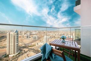 迪拜Dubai Sleek & Cozy Space的市景阳台配有桌子