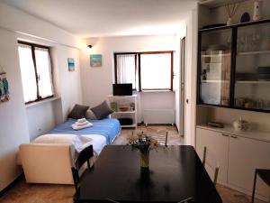 蒙特罗索阿尔马雷Fulvia's cozy apartment with terrace的客厅配有一张床和一张桌子
