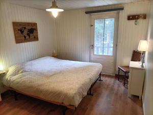 拉罗什-阿登vakantiewoning Clair de lune minimum 2 nachten的一间卧室设有一张大床和一个窗户。