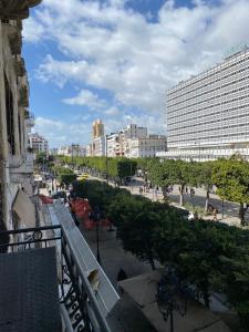 突尼斯Appartement centre-ville的享有拥有建筑和街道的城市美景