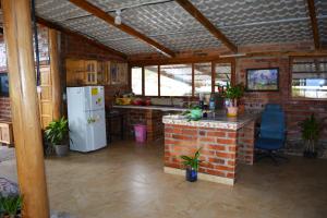 伊瓦拉Casa de campo independiente sector Chachimbiro –Urcuqui的厨房配有白色冰箱和砖墙