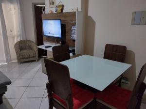 圣维森特岛Praia, sol e lazer的一间设有白色桌子和电视的用餐室