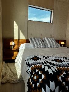 艾兰帕克Yellowstone Peaks Hotel的一间卧室设有一张大床和窗户