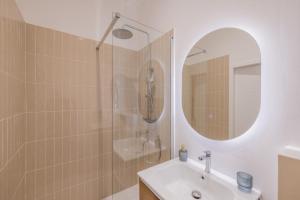 普罗旺斯艾克斯Appartement de Charme的带淋浴、盥洗盆和镜子的浴室