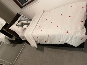 NevendonModern 3 bed house for 8 guest的一张床上的红色点
