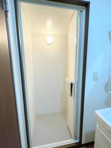 四街道市Ichishuku Ikkei Issei-Chiba Prefecture Yotsukaido - Vacation STAY 16242的浴室设有步入式淋浴间。