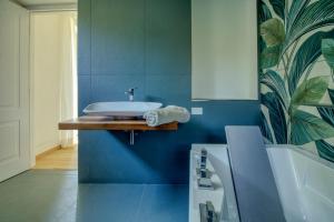 AglièAgrirelais La Bolla的一间带水槽和蓝色墙壁的浴室