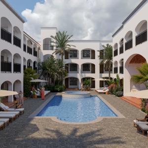 圣何塞德尔卡沃Tropicana Los Cabos的享有带游泳池的建筑的外部景色