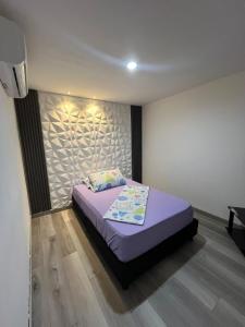 比亚维森西奥Hotel Villa Sofia的一间卧室配有一张紫色床单的床