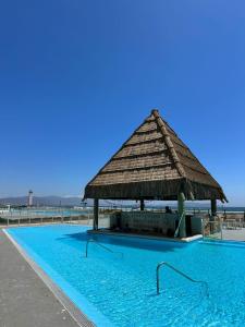 拉塞雷纳Dpto en Resort Laguna del Mar frente al mar 2D2B的海滩上带小屋的大型游泳池