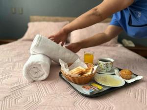 康塞普西翁Hotel Vitali的包括毛巾和一篮子食物的早餐托盘