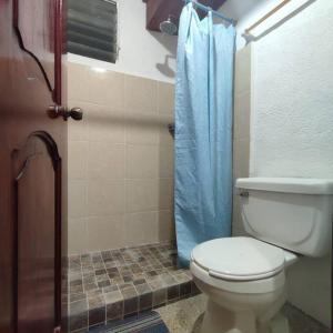 OcuilzapotlanDepto Completo Villahermosa的浴室设有卫生间和蓝色的浴帘。