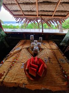 PuahuaMahana Tua Lodge Huahine的上面有一盘西瓜的桌子