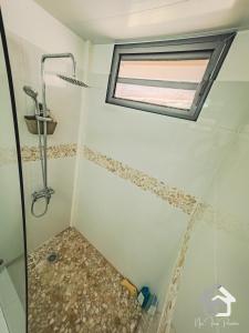 帕皮提Airport Pamatai Studio的带淋浴的浴室和窗户。