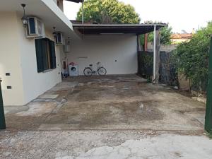 San SperateCasa Adele的停放在房子车库里的自行车