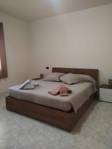 San SperateCasa Adele的卧室内的一张大床,配有2条毛巾