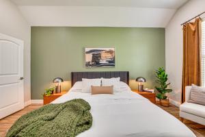 麦金尼Lovely McKinney Home with Patio - 1 Mi to Downtown!的一间卧室设有一张大床和绿色的墙壁
