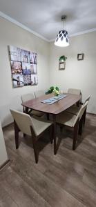 兰卡瓜Amplio y Cómodo Departamento K con Estacionamiento Privado的一间带木桌和椅子的用餐室