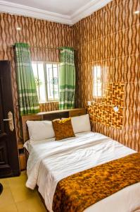 奥韦里E45 Hotels and Suites的一间卧室配有一张带绿色窗帘的大床