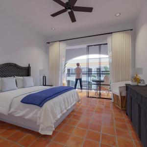 圣何塞德尔卡沃Tropicana Los Cabos的男人在卧室里散步,卧室里配有床和阳台