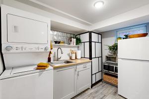 大学公园市Downtown Retreat - Your Urban Oasis的白色的厨房配有水槽和冰箱