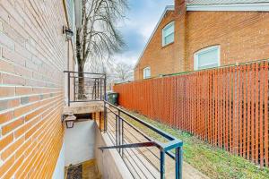 大学公园市Downtown Retreat - Your Urban Oasis的一座橙色砖砌建筑,设有围栏旁边的楼梯