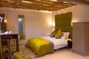 牛津亨利旅馆的一间卧室配有一张黄色毯子床