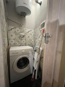 巴勒莫Mrassi的一间带洗衣机的小浴室