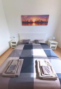 普拉亚布兰卡Casa Mic&ele的一间卧室配有一张壁画床