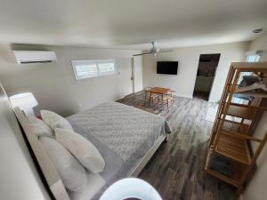 萨尼贝尔Sunshine Island Inn的一间卧室配有一张床、一台电视和一张桌子