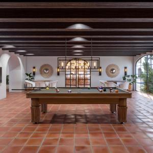 圣何塞德尔卡沃Tropicana Los Cabos的一张位于房间中间的台球桌
