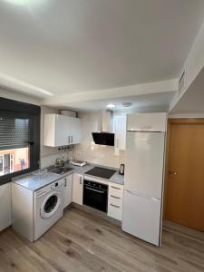梅利利亚AB Apartamentos的厨房配有白色冰箱和洗碗机。
