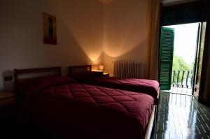 塞尔瓦迪法萨诺Hotel La Silvana的一间卧室设有两张床和大窗户